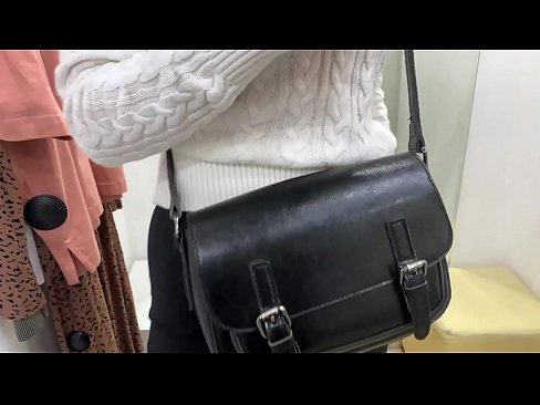 ❤️ Gənc qadın FeralBerry-nin fitinq otağında dildo ilə ictimai masturbasiyası ️❌ Sikiş videosu bizdə ﹏