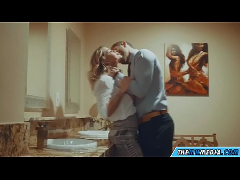 ❤️ Döşlü sarışın sizi ictimai tualetdə aldatdıqda ️❌ Sikiş videosu bizdə ﹏